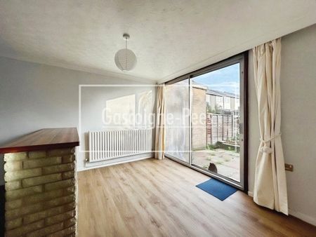 Basingstoke, RG22 - Photo 2