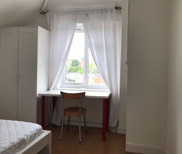 Room in a Shared House, Steventon Road, W12 - Photo 1