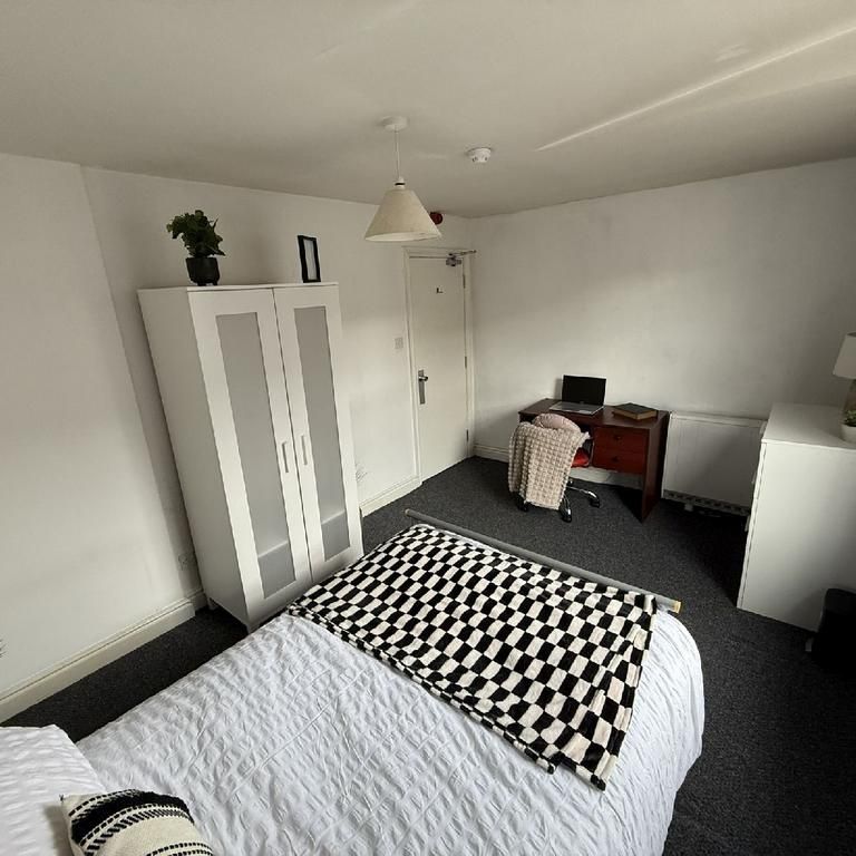 1 bedroom in a house share to rent - Photo 1