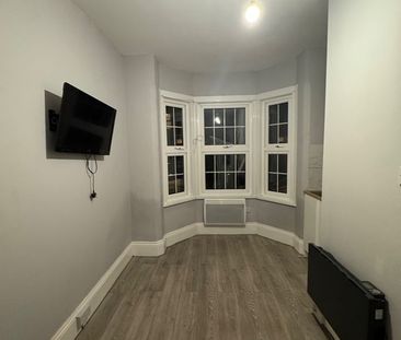 1 Bed Flat, Radstock Road, RG1 - Photo 2