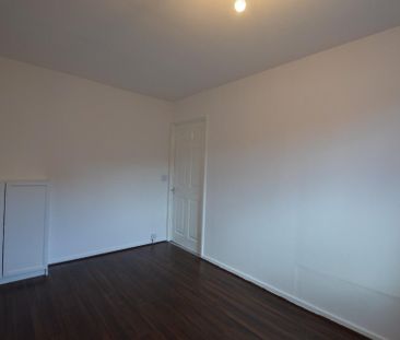 2 bedroom ground floor flat to rent - Photo 3