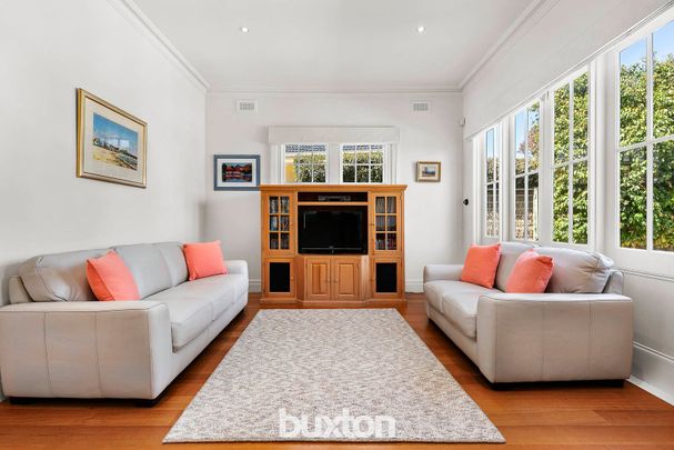 4 BEDROOM FAMILY CLASSIC HOME WITH POOL AND GENERAL GARDEN MAINTENANCE INCLUDED! - Photo 1