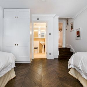 2 bedroom flat in South Kensington - Photo 2