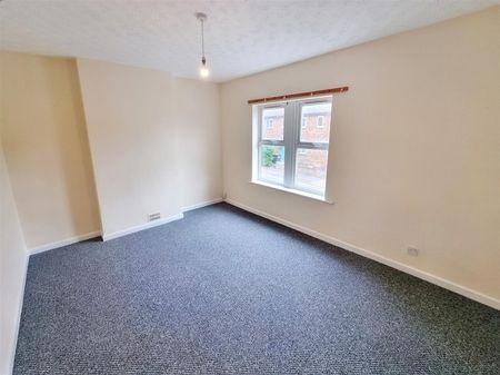 3 Bedroom House to Rent in Portland Road, Rushden, Northants, NN10 - Photo 2