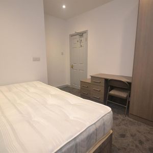 1 bedroom Flat To Let - Photo 2