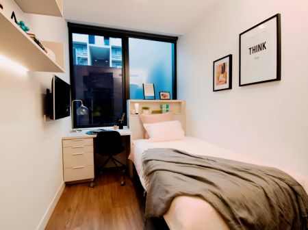 6 Bed Townhouse City View - Photo 2