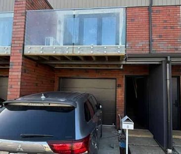 Spacious & Modern 3 bedroom, 2 bathroom townhouse - Photo 5