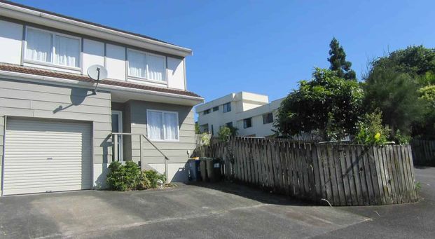 Sunny Two-Level Townhouse – Perfect for a Smal... - Photo 1