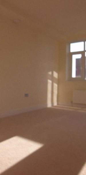 Goldsworth Road, Woking, Surrey, GU21 6JY - Photo 1