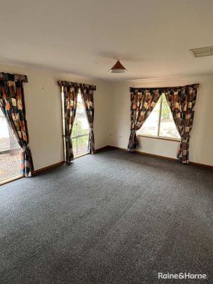 4 bedroom 2 bathroom home with large enclosed backyard - Photo 1
