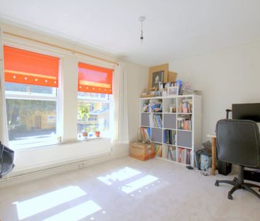 2 Bedroom Mid Terraced House, Holm Oak Close, Putney - Photo 2