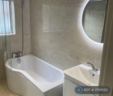 4 bedroom semi-detached house to rent - Photo 5