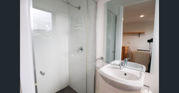 DOWNSTAIRS FLAT IN QUIET LISMORE HEIGHTS STREET - Photo 1