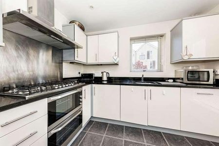 Austin Way, Bracknell, RG12 - Photo 2