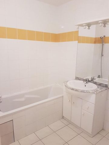 Location Appartement 3 pièces 66m² AIRE SUR L ADOUR 40800 - Photo 3