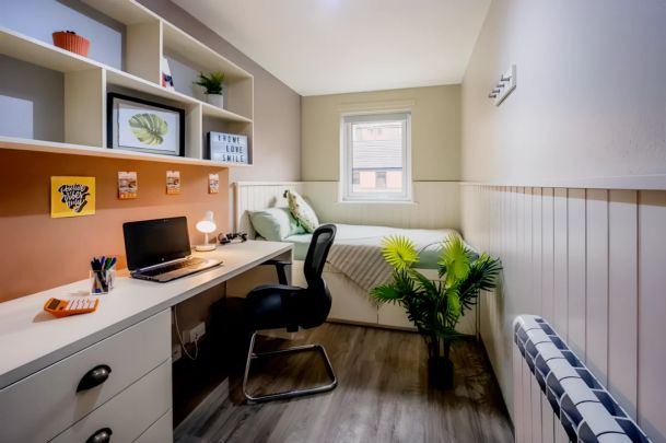 5 Bed Townhouse Standard - Photo 1