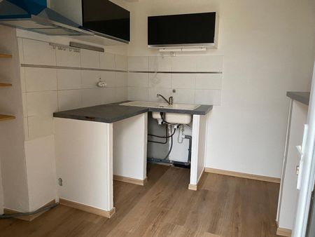 Location Maison 3 pièces 46m² LES VANS 07140 - Photo 2