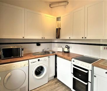 1 bedroom in a flat share to rent - Photo 3