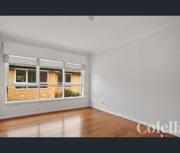 Charming 3-Bedroom Home in a Prime Bayside Location - Photo 3