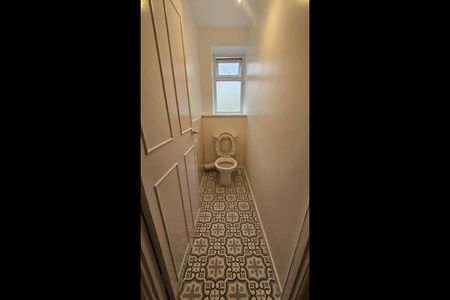 3 Bed Flat, East Ham, E6 - Photo 3