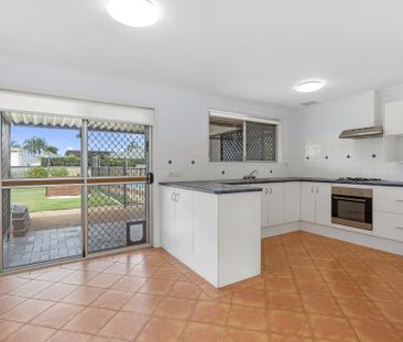 Spacious family home + separate studio, minutes to the beach! - Photo 2