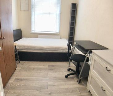 4 bedroom flat to rent - Photo 2