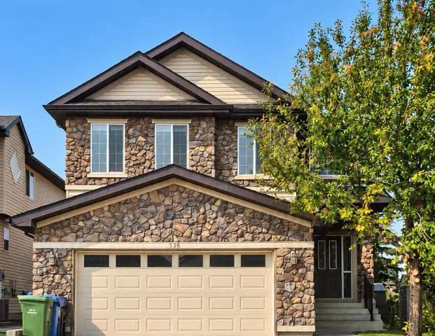 5-Bedroom Home with Stunning Views & Outdoor Space — 5 Bedrooms House - Photo 1