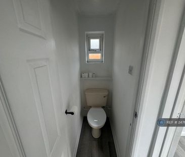 3 bedroom semi-detached house to rent - Photo 2
