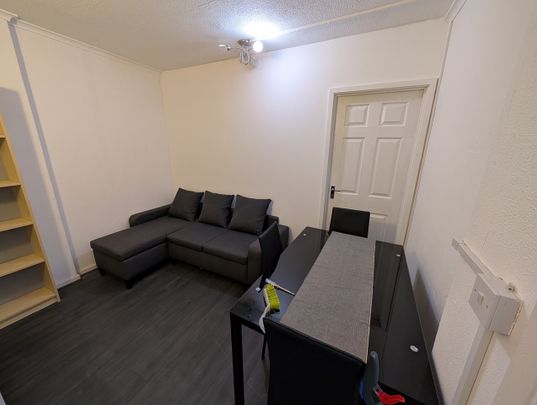 Room in a Shared Flat, William Harvey House, SW19 - Photo 1