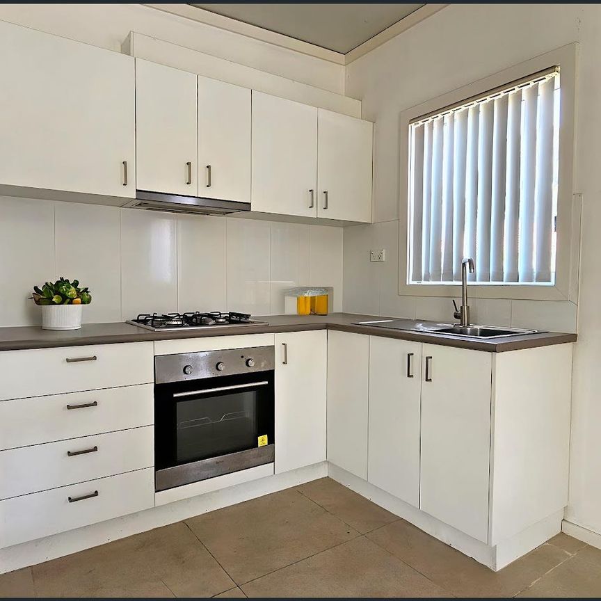 Private Three-Bedroom Granny Flat with Own Street Access - Photo 1