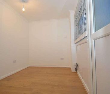 Row Town, KT15 - Photo 1