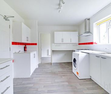 4 bedroom end of terrace house to rent - Photo 3