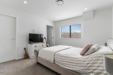 Large 5 Bedroom Home with Double Garage - Photo 2