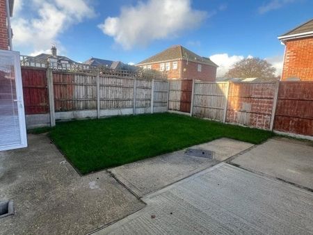 Langley Road, Branksome - Photo 4