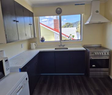 Convenintly-located house with central heating - Photo 1
