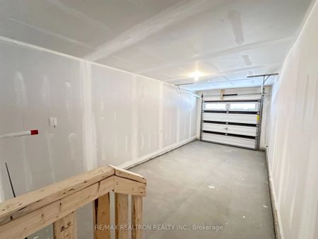 Property For Lease | N9043432 - Photo 5