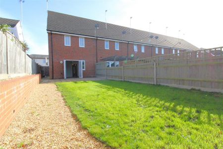 3 bedroom end of terrace house to rent - Photo 4