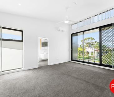 MODERN, BEAUTIFULLY PRESENTED HOME IN A GREAT LOCATION. - Photo 4