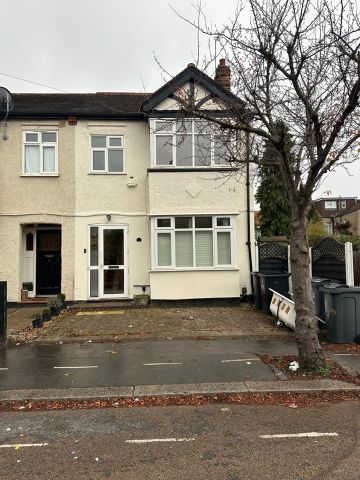 5 Bed End Terrace, Lakehall Gardens, CR7 - Photo 3