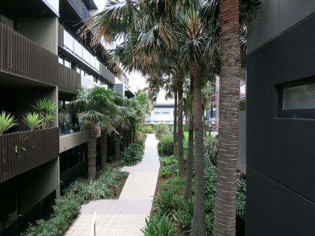 Stylish and Secure Apartment in the Heart of the Bay Street Precinct - Photo 3