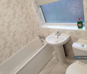 3 bedroom end of terrace house to rent - Photo 3