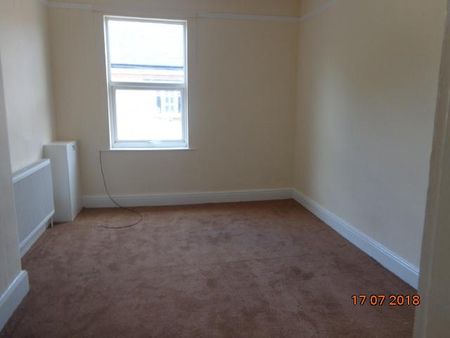3 bedroom flat to rent - Photo 2