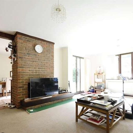 The Burlings, Ascot, SL5 - Photo 1