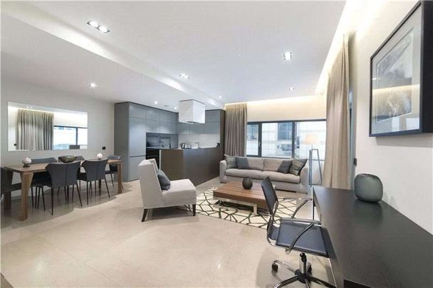 Available on both long and short let. This is a beautiful 1st floor apartment comprising: 2 bedrooms, 2 bathrooms, additional guest WC, balcony, reception rooms, and fully fitted kitchen. - Photo 1