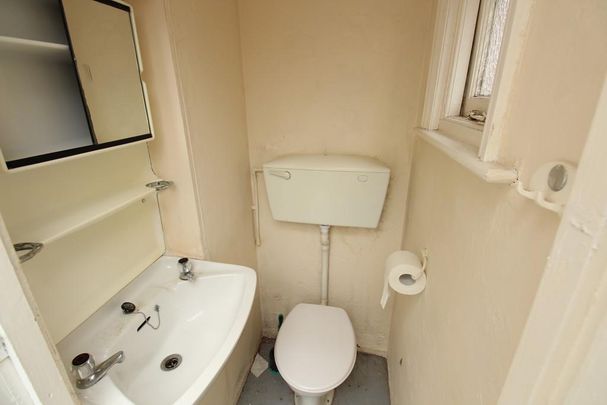 4 bedroom end of terrace house to rent - Photo 1