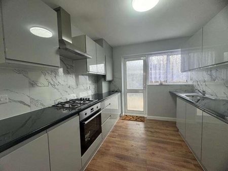 Bradfield Drive, Barking, IG11 - Photo 2