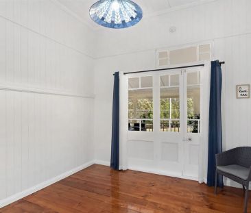 Stunning traditional Queenslander, walk to beach - Photo 1