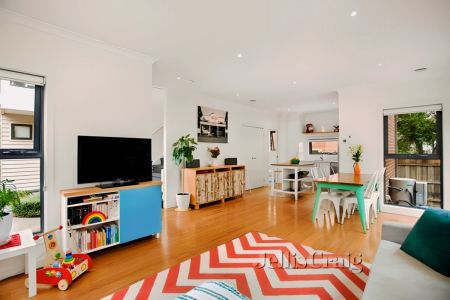 2 Bed, 1 Bath - Photo 2