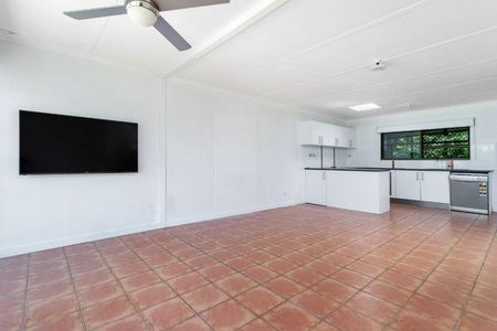 Freshly painted 3 bedoom home opposite the Coomera River - Photo 5