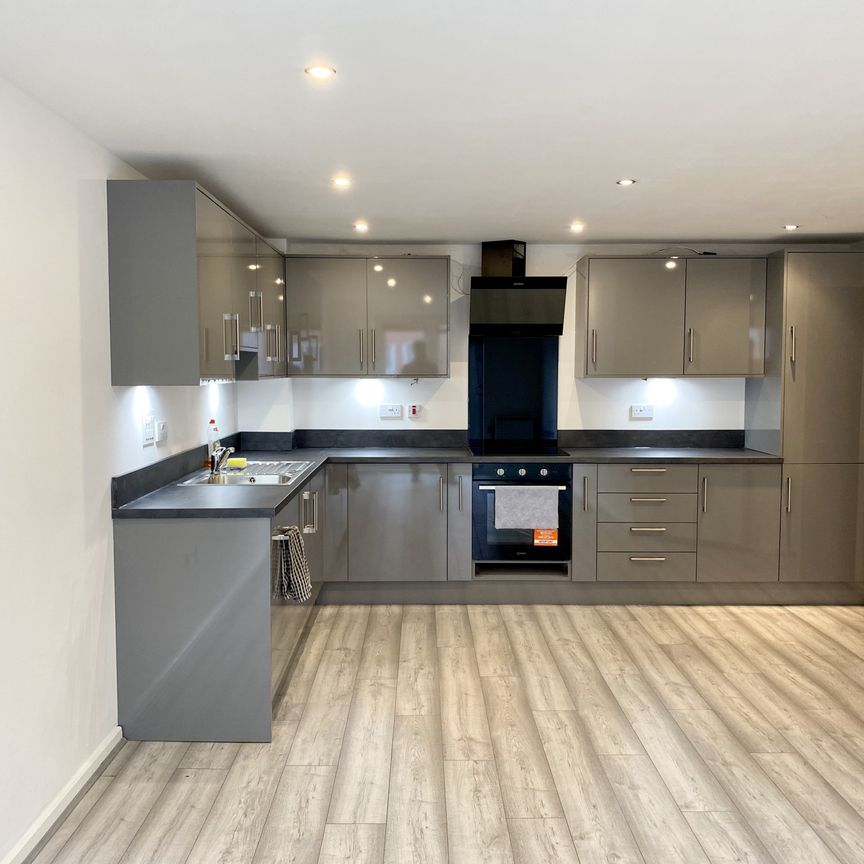 5 Elmira Way, SALFORD - Photo 1